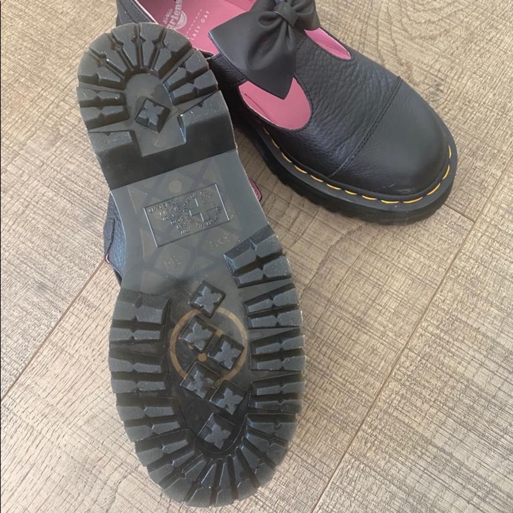 Doc Martin Vs Lazy Oaf. Bow Comes Off And Changes… - image 1